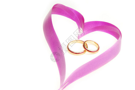 带结婚戒指的丝带心的特写照片图片