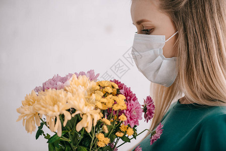 身戴医用面具有花粉过敏的金图片