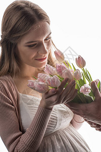 年轻女子手拿郁金香花束图片