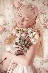 拿着一束玫瑰花的年轻女孩图片
