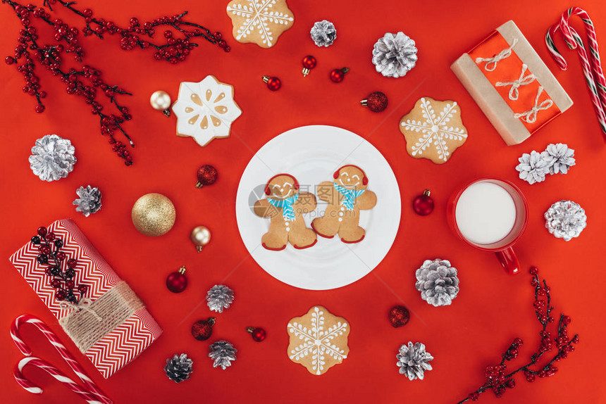 圣诞装饰的顶视图盘上有姜面包饼干图片