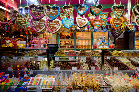 在欧洲圣诞展销会上出售的姜饼和其背景图片