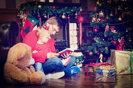 父亲和小女儿在圣诞图片