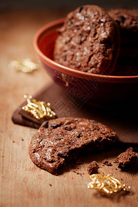 棕色碗里的圣诞巧克力饼干图片