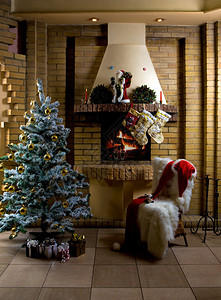 圣诞节装饰的舒适房间照片配有fir树图片