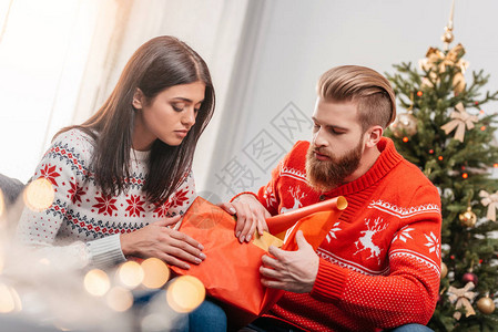 穿织毛衣的年轻漂亮的夫妇在家中图片