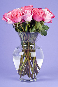 花瓶里的粉红玫瑰花束图片