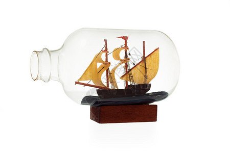 旧帆船装在玻璃瓶中白色图片