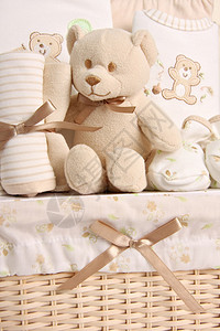 婴儿礼物篮包括泰迪熊睡衣和毯子图片