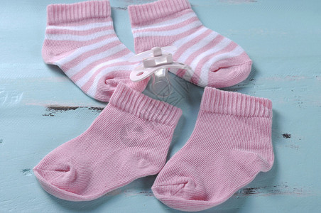 育婴少女粉色和白条纹袜子图片