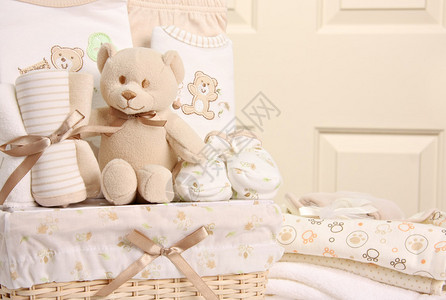 婴儿礼物篮包括泰迪熊睡衣毯子和靴子图片