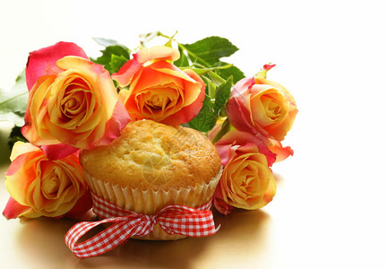 蛋糕松饼和一束玫瑰花图片