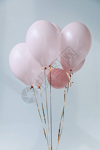 粉色空气球有金丝带背景图片