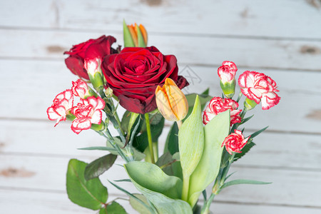 玫瑰康乃馨和郁金香花束图片