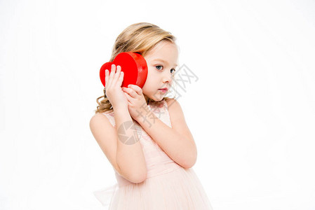 可爱的小女孩拿着心形盒子图片