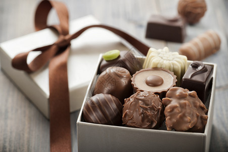 各种巧克力糖果盒里的甜点图片