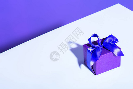 生日礼物带蝴蝶结的紫色礼盒背景图片