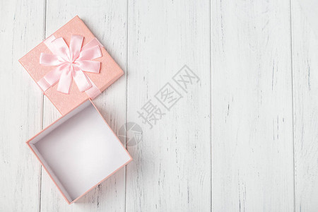 白木桌上空的礼物盒复制空间背景图片