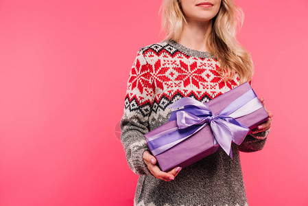 穿着毛衣拿着紫色礼物盒的粉红色被孤图片
