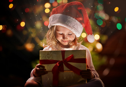 圣诞夜圣诞快乐的圣诞帽女孩在盒子图片