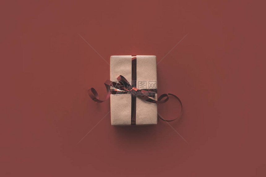 带丝的圣诞克拉夫特礼品盒图片