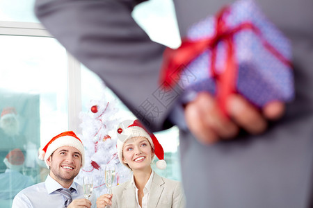 两个戴着圣诞帽的快乐同事看图片