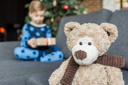 对Teddy熊和持着圣诞礼物的孩子图片
