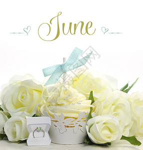 美丽的白色6月新娘主题纸杯蛋糕图片