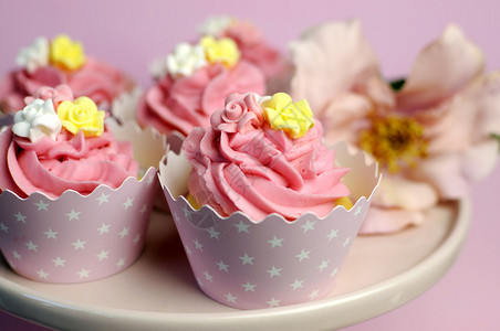 粉红蛋糕摊上美丽的粉红色装饰纸杯蛋糕图片
