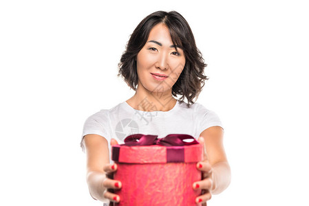 美丽的亚洲女人带红色礼物盒背景图片