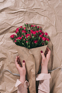 手部和手纸上玫瑰花束中女图片