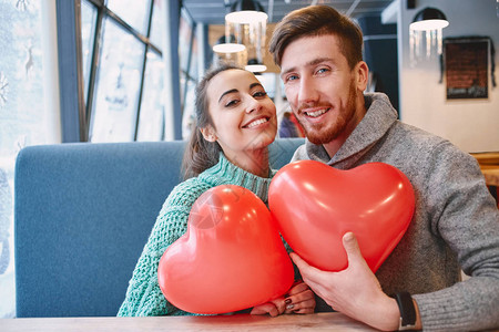 男人和女人在一家咖啡馆的心形气球图片