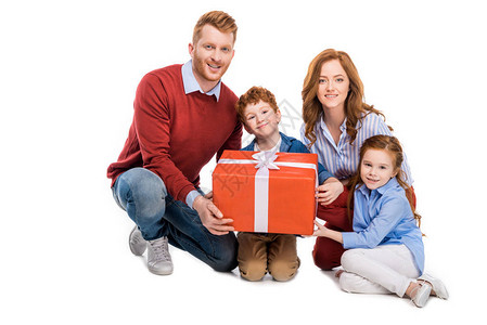红发家庭快乐的红发家庭拿着大礼物盒图片
