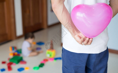 以气球心为焦点的物体作为给一个小孩图片