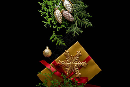 闪亮的金色圣诞装饰绿色特华树枝图片