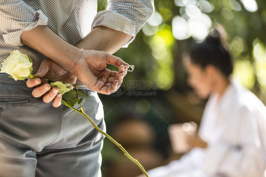 男人准备戒指向他的女朋友求婚订婚图片