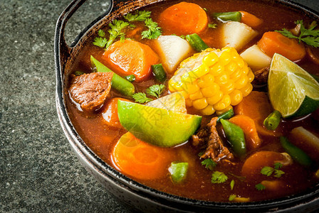 摩尔德奥拉秋季蔬菜炖墨西哥传统蔬菜汤Moledeolla配肉土豆胡萝卜豆类玉米和酸背景