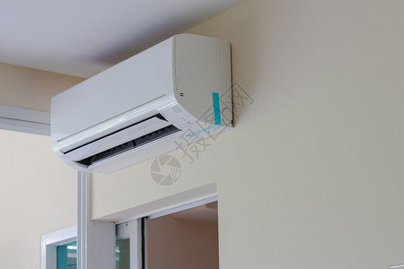 空调安装在公寓或会议室的墙上图片