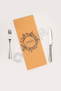 在白色上隔离的装饰菜单和餐具的顶部视图图片