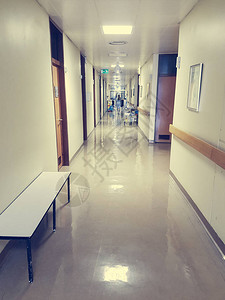 护士走在医院走廊上背景图片