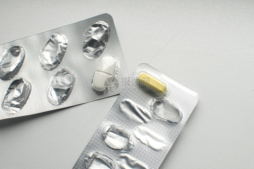 用过的空药水泡中的左白和左黄色药片包以图片