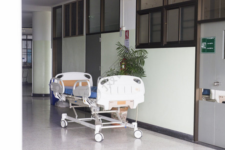 医院走廊病房前的空床图片