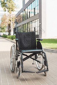 疗养院外空轮椅的近景图片
