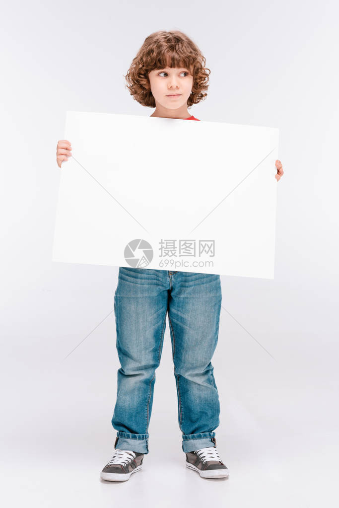 微笑的卷发男孩手里拿着白色的空白板图片