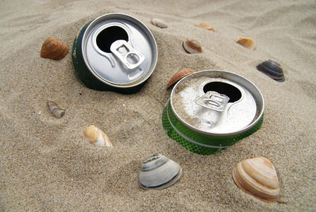 沙子里的啤酒罐子图片