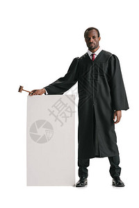 身着空白横幅法官的美国法官孤立在背景图片