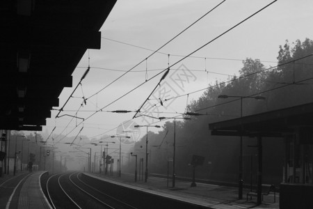 在雾蒙的早晨俯视火车站图片