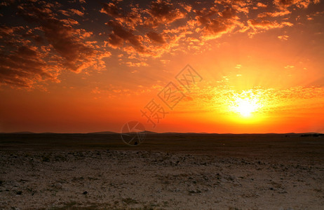 日落在多哈以南的卡达沙漠岩石上图片