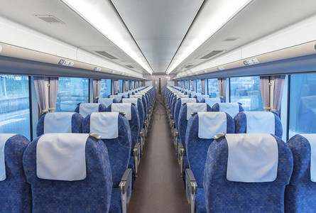现代火车的内部视图图片