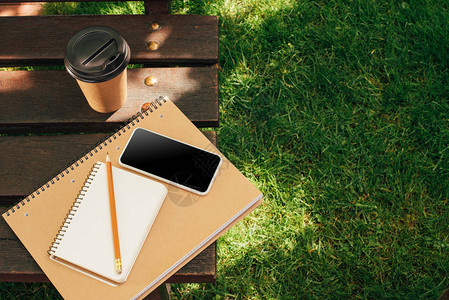 用空白屏幕笔记本和咖啡近视智能手机图片